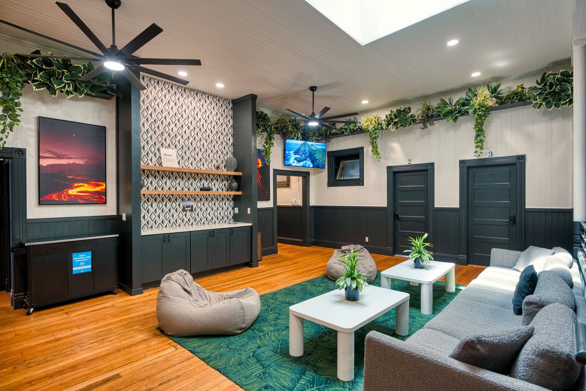 howzit hostel hilo common room